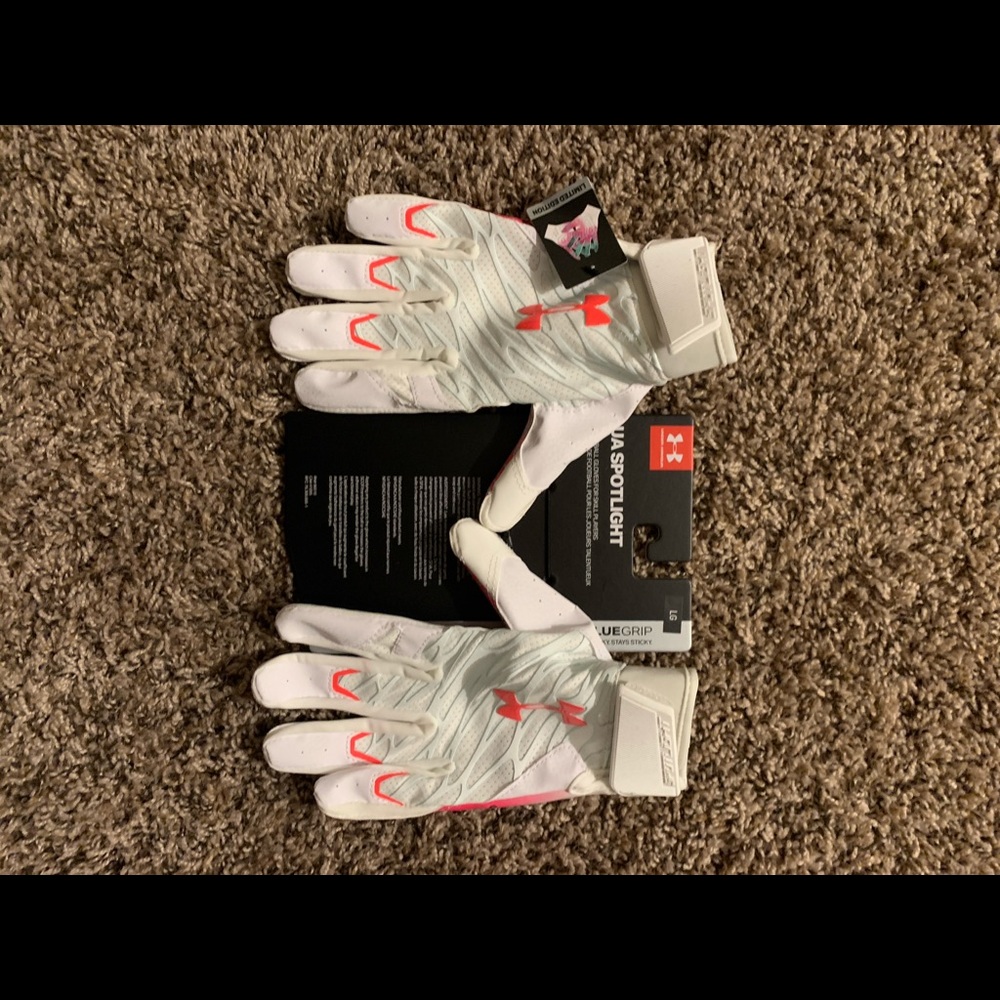 UNDER ARMOR Gloves (Brand New)